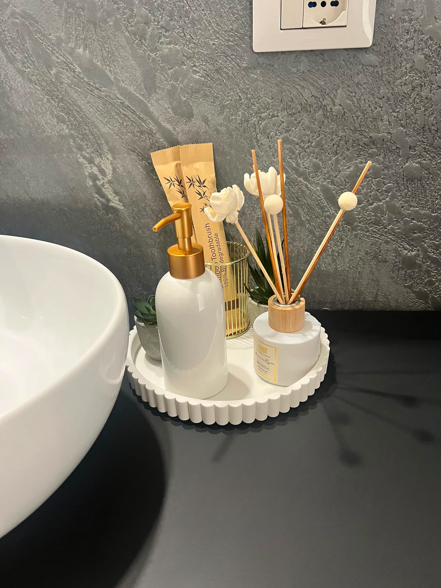 Vassoio con dispenser di sapone, spazzolini in bambù e diffusore di profumo nel bagno del Glam Turin Apartment