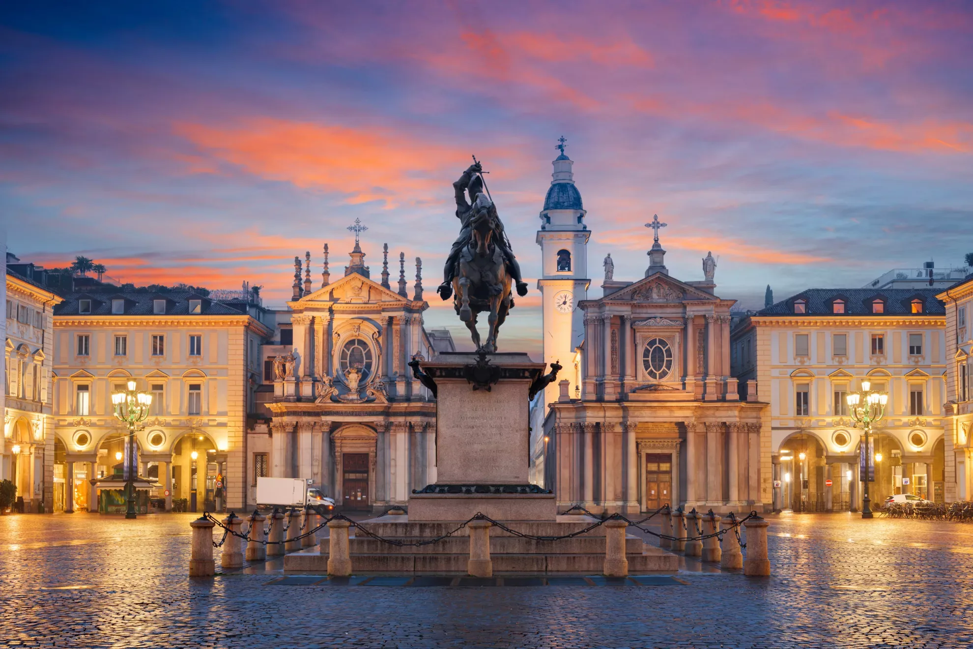 Piazza San Carlo il salotto di Torino con le chiese gemelle